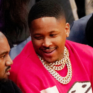 Kanye West, sa petite amie Chaney Jones et le rappeur YG assistent au match Los Angeles Lakers - Washington Wizards à la Crypto.com Arena. Los Angeles, le 11 mars 2022.