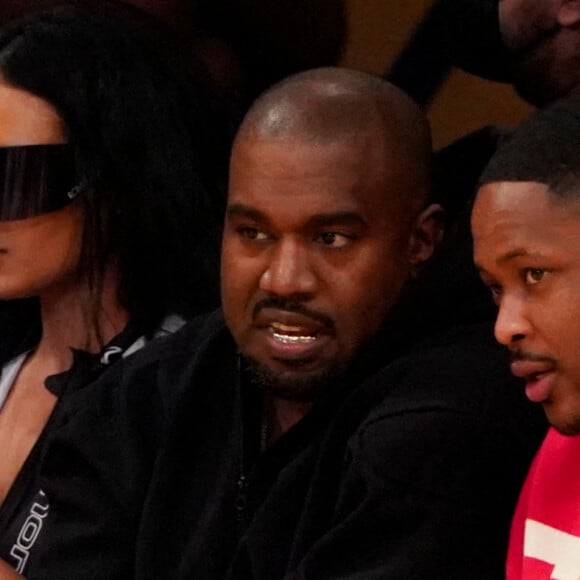 Kanye West, sa petite amie Chaney Jones et le rappeur YG assistent au match Los Angeles Lakers - Washington Wizards à la Crypto.com Arena. Los Angeles, le 11 mars 2022.