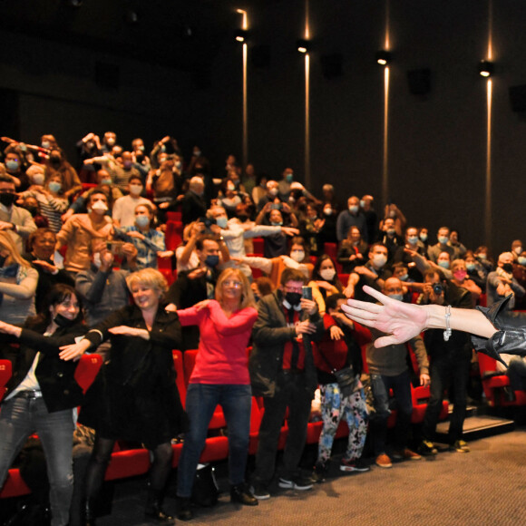 Exclusif - Michèle Laroque et le danseur Sofiane Chalal, vice-champion du monde de hip-hop, assistent à l'avant-première du film "Alors on Danse", au cinéma Pathé Gare du Sud. Nice, le 19 février 2022. © Bruno Bebert / Bestimage