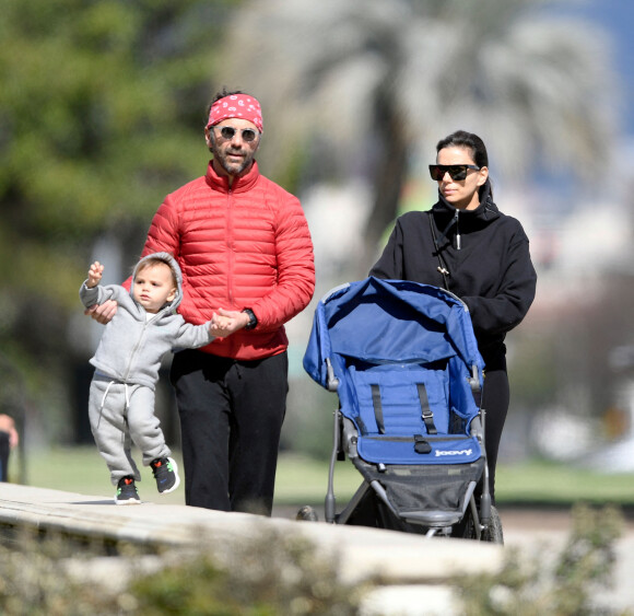 Exclusif - Eva Longoria, son mari Jose Baston et leur fils Santiago s'offrent une balade en extérieur à Los Angeles en pleine épidémie de coronavirus (Covid-19) le 17 mars 2020.