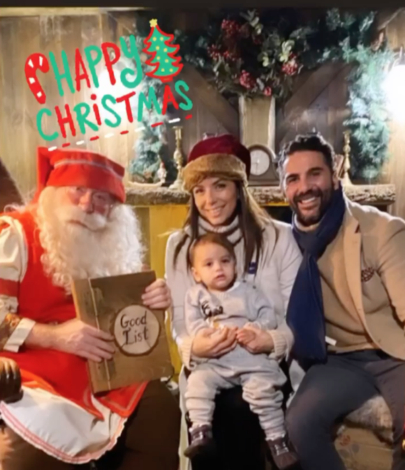 Eva Longoria, son mari José Antonio Baston, leur fils Santiago et le Père Noël en décembre 2019.