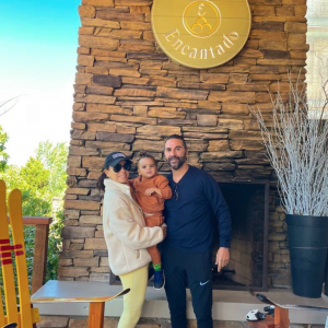 Eva Longoria, son mari Jose Antonio Baston et leur fils Santiago. Mai 2021.