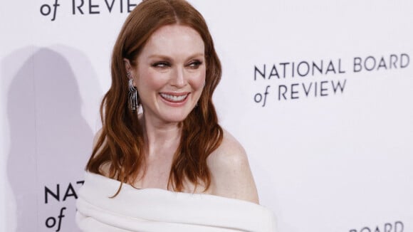 Julianne Moore dévoile ses épaules, Morena Baccarin argentée au bras de son mari