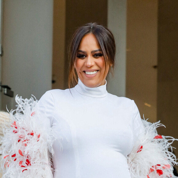 Enceinte, Amel Bent profite de sa grossesse pour réaliser un superbe défilé de looks ! © Veeren-Clovis/Bestimage