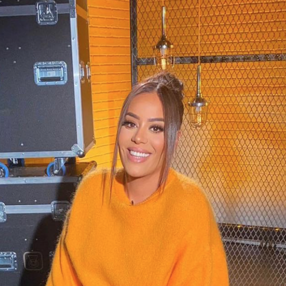 Amel Bent, enceinte, dans les coulisses de l'émission The Voice. Décembre 2021.