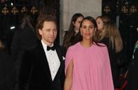 Tom Hiddleston fiancé à sa chérie Zawe Ashton ? Elle tente de cacher sa bague... en vain !
