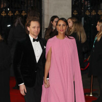 Tom Hiddleston fiancé à sa chérie Zawe Ashton ? Elle tente de cacher sa bague... en vain !
