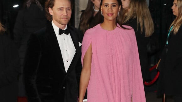 Tom Hiddleston fiancé à sa chérie Zawe Ashton ? Elle tente de cacher sa bague... en vain !