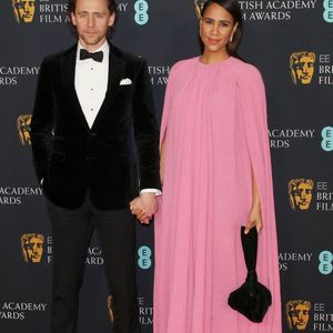 Tom Hiddleston avec sa compagne Zawe Ashton - Photocall de la cérémonie des BAFTA 2022 (British Academy Film Awards) au Royal Albert Hall à Londres, le 13 mars 2022.