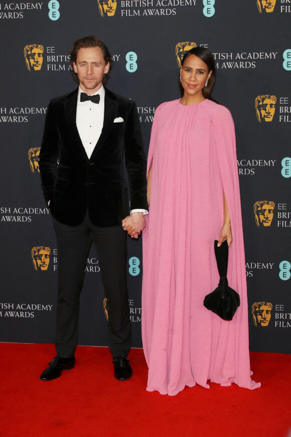 Tom Hiddleston avec sa compagne Zawe Ashton - Photocall de la cérémonie des BAFTA 2022 (British Academy Film Awards) au Royal Albert Hall à Londres, le 13 mars 2022.