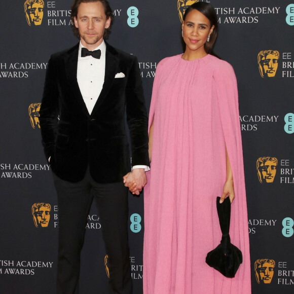 Tom Hiddleston avec sa compagne Zawe Ashton - Photocall de la cérémonie des BAFTA 2022 (British Academy Film Awards) au Royal Albert Hall à Londres, le 13 mars 2022.