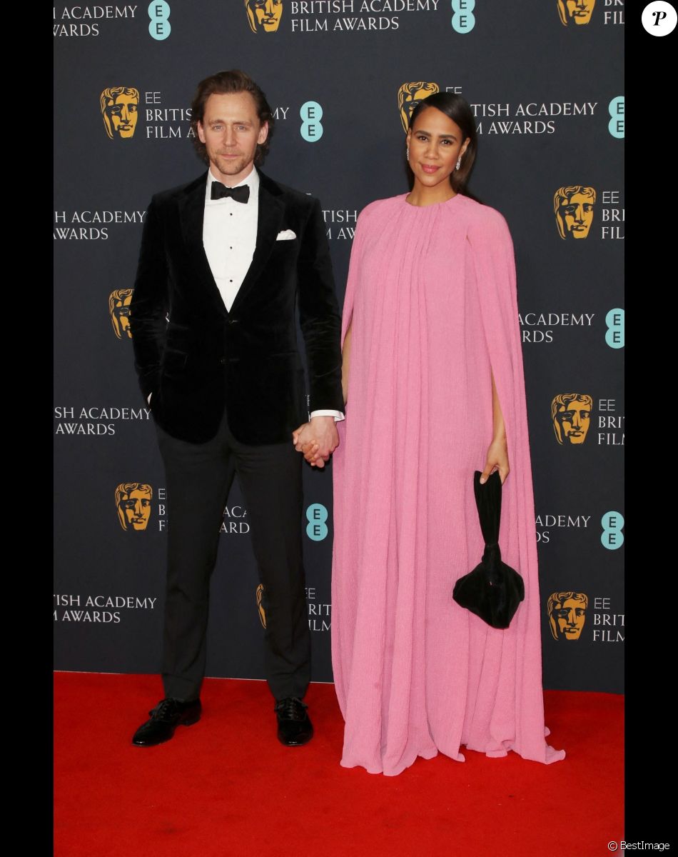 Tom Hiddleston avec sa compagne Zawe Ashton - Photocall de la cérémonie des BAFTA 2022 (British Academy Film Awards) au Royal Albert Hall à Londres, le 13 mars 2022.