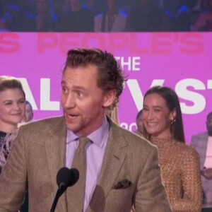 Tom Hiddleston sur la scène des "2021 People's Choice Awards" à Los Angeles, le 7 décembre 2021.