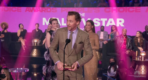 Tom Hiddleston sur la scène des "2021 People's Choice Awards" à Los Angeles, le 7 décembre 2021.