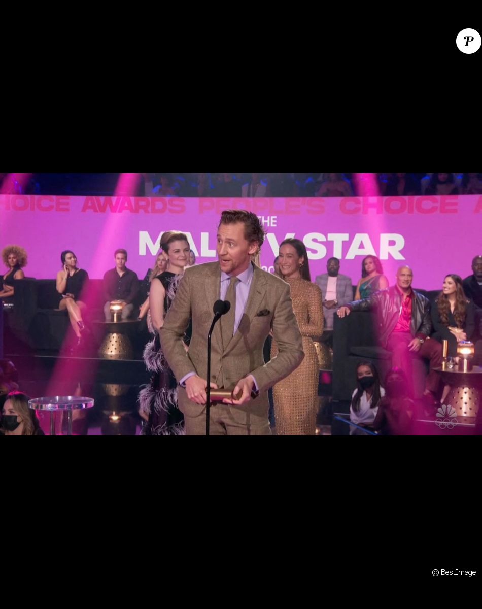 Tom Hiddleston sur la scène des "2021 People's Choice Awards" à Los Angeles, le 7 décembre 2021.