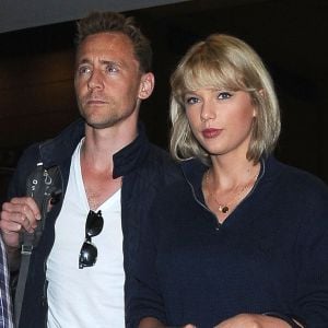 Taylor Swift et Tom Hiddleston arrivent à l'aéroport de LAX à Los Angeles, le 6 juillet 2016.