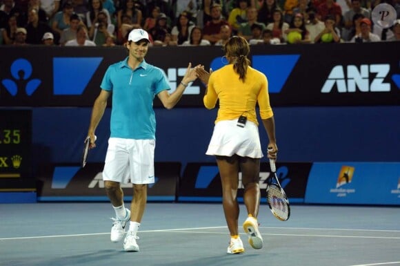 Roger Federer et Serena Williams lors du match de charité en faveur des victimes de Haïti, à Melbourne le 17 janvier 2010 !