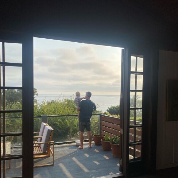 Ant Anstead, compagnon de Renée Zellweger, au balcon avec son fils Hudson (2 ans).