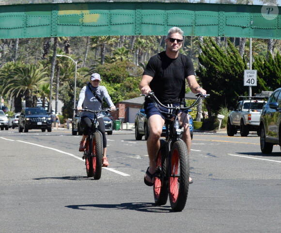 Renée Zellweger et son compagnon Ant Anstead font une balade à vélo à Laguna Beach, Los Angeles, le 5 juillet 2021.