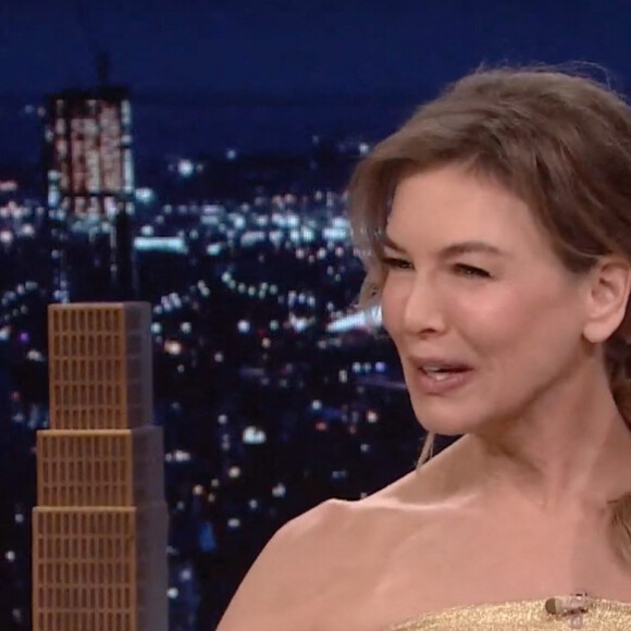 Renée Zellweger révèle être allergique à la colle de la prothèse utilisée dans la série "Thing About Pam" lors de l'émission "The Tonight Show", présentée par J.Fallon. Le 8 mars 2022. 