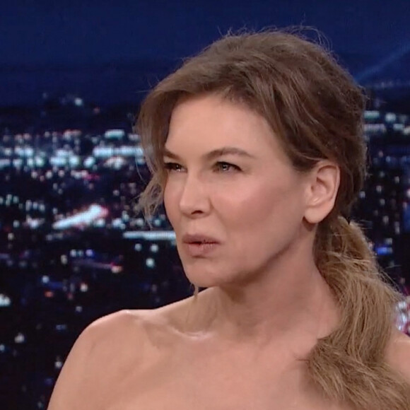 Renée Zellweger révèle être allergique à la colle de la prothèse utilisée dans la série "Thing About Pam" lors de l'émission "The Tonight Show", présentée par J.Fallon. Le 8 mars 2022. 