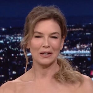 Renée Zellweger révèle être allergique à la colle de la prothèse utilisée dans la série "Thing About Pam" lors de l'émission "The Tonight Show", présentée par J.Fallon. Le 8 mars 2022. 