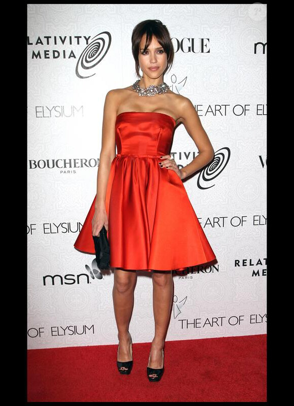 Jessica Alba, divine dans cette robe bustier orange, courte et cintrée lors de la soirée de charité The Elysium's le 16 janvier 2010 à Los Angeles. Collier ras-de-cou, escarpins et pochette vernie, une vraie princesse ! 