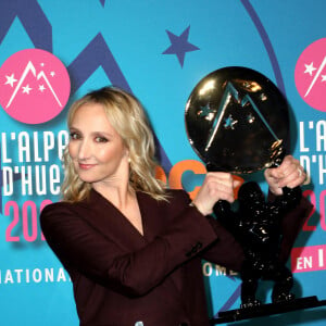 Audrey Lamy, Prix d'interprétation féminine au photocall du palmarès de la 25ème édition du Festival international du film de comédie de l'Alpe d'Huez, France, le 22 janvier 2022. © Dominique Jacovides/Bestimage 