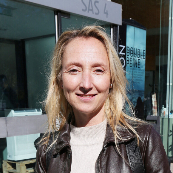 Exclusif - Audrey Lamy quitte les studios de Radio France à Paris, le 14 octobre 2021. 