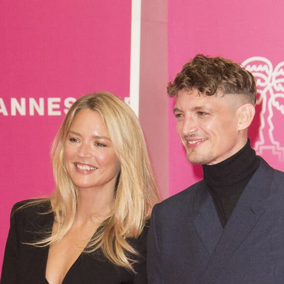 Virginie Efira et son compagnon Niels Schneider durant la seconde soirée du 4eme Canneseries au Palais des Festivals à Cannes, le 9 octobre 2021. © Christophe Aubert via Bestimage