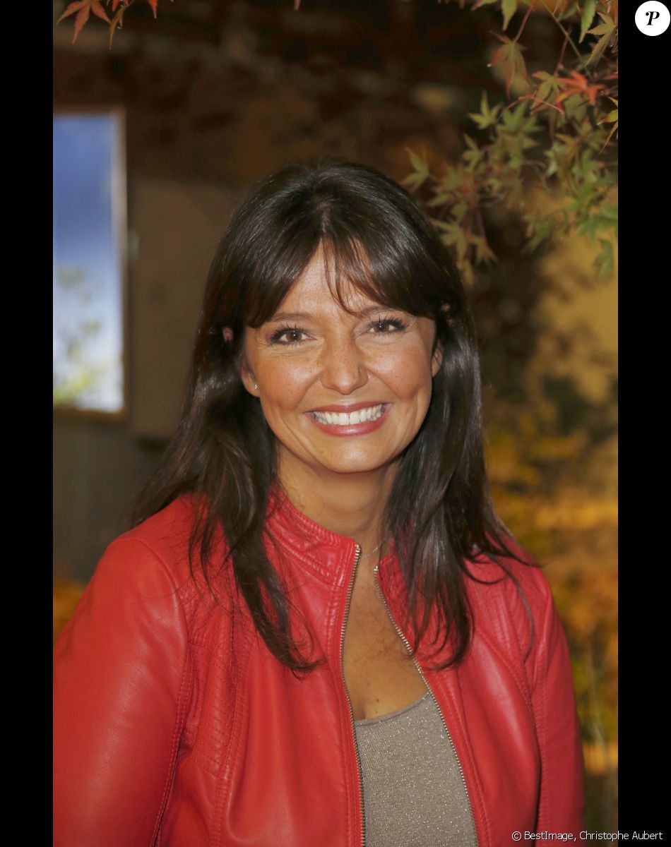 Exclusif - Carinne Teyssandier qui anime le jeu "8 chances de tout gagner" chaque dimanche à 17H15 - Soirée "Votre week-end France 3" dans les salons de France Télévision à Paris le 8 novembre 2016. © Christophe Aubert via Bestimage