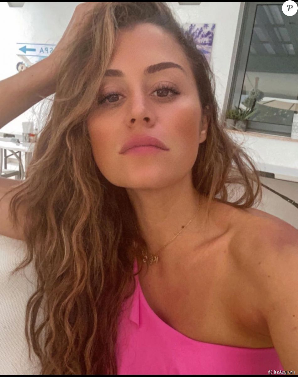 Anaïs Camizuli pose sur Instagram