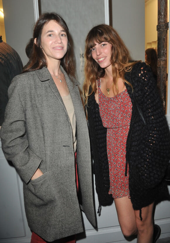 Lou Doillon et Charlotte Gainsbourg à Paris, pour l'inauguration de la galerie cinema de Anne Dominique Toussaint et vernissage de l'exposition "Point of View" de Kate Barry.