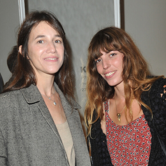 Lou Doillon et Charlotte Gainsbourg à Paris, pour l'inauguration de la galerie cinema de Anne Dominique Toussaint et vernissage de l'exposition "Point of View" de Kate Barry.