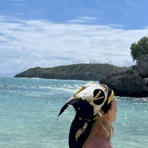 Cholé Jouannet en maillot string et topless lors de ses vacancesen Guadeloupe, mars 2022.