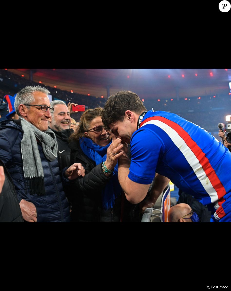 Antoine Dupont en larmes au Stade de France : l'émotion en famille pour ...