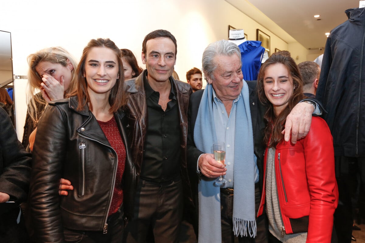 Photo : Alain Delon avec ses petites-filles Loup et Liv et son fils Anthony  Delon - Lancement de la marque de vêtements de cuir 