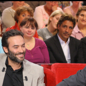 Anthony Delon, Alain Delon et Mireille Darc dans l'émission "Vivement dimanche" en 2008. © Guillaume Gaffiot/bestimage
