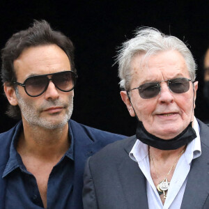 Alain Delon et son fils Anthony - Obsèques de Jean-Paul Belmondo en l'église Saint-Germain-des-Prés, à Paris le 10 septembre 2021. © Dominique Jacovides / Bestimage