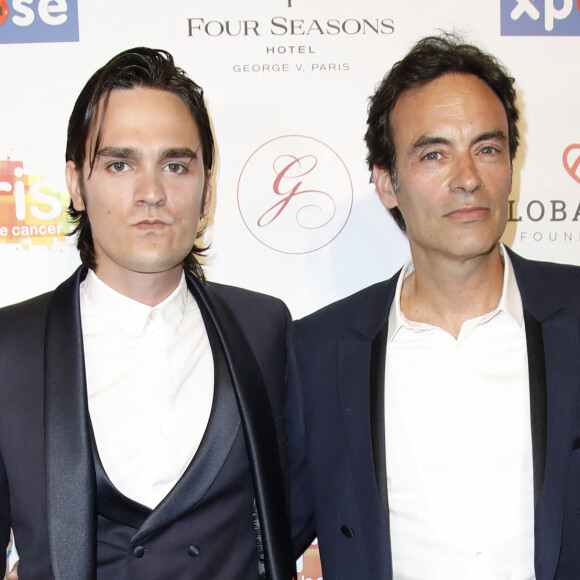 Anthony Delon avec son frère Alain-Fabien Delon au photocall de la 10e édition du "Global Gift Gala" à l'hôtel Four Seasons George V à Paris. © Marc Ausset-Lacroix/Bestimage