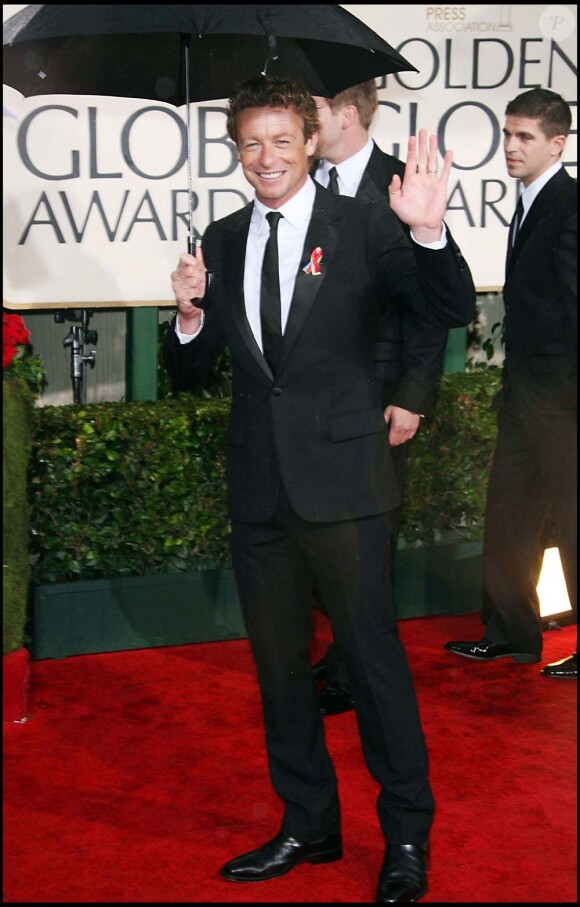 Malgré la pluie, l'acteur australien Simon Baker (Mentalist) conserve son sourire et sa classe naturelle à la remise des Golden Globes à Los Angeles, le 17 janvier 2010 !