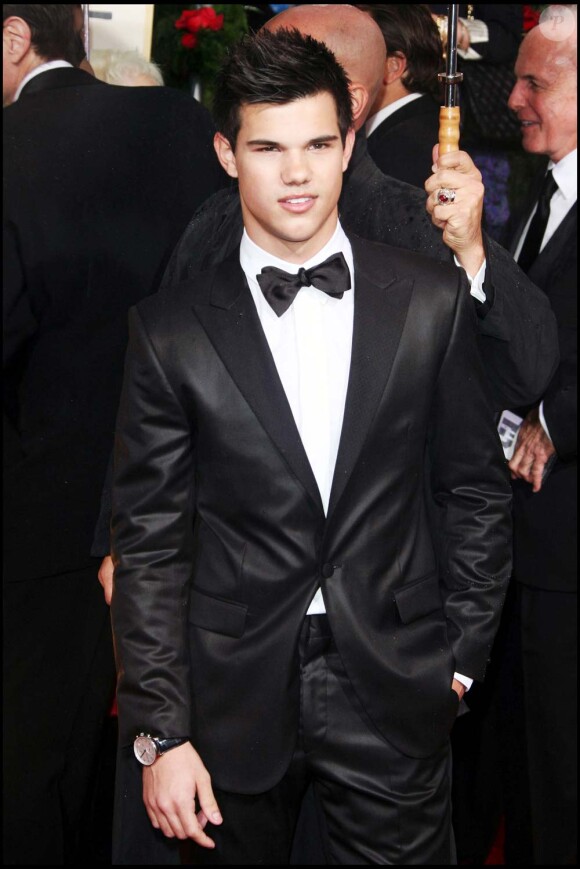 Taylor Lautner (Twilight), celui qui a réussi à nous faire un peu oublier Robert Pattinson, à la remise des Golden Globes à Los Angeles, le 17 janvier 2010 !