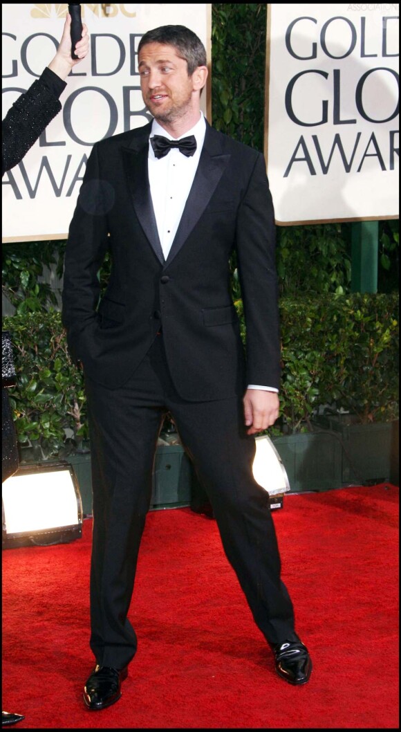 Et hop ! Un pas de côté et voici l'imposant Gerard Butler (300) à la remise des Golden Globes à Los Angeles, le 17 janvier 2010 !