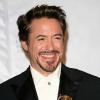 Robert Downey Jr. a la banane : avant son retour dans le costume d'Iron Man il s'offre un prix d'interprétation pour Sherlock Holmes aux Golden Globes à Los Angeles, le 17 janvier 2010 !
