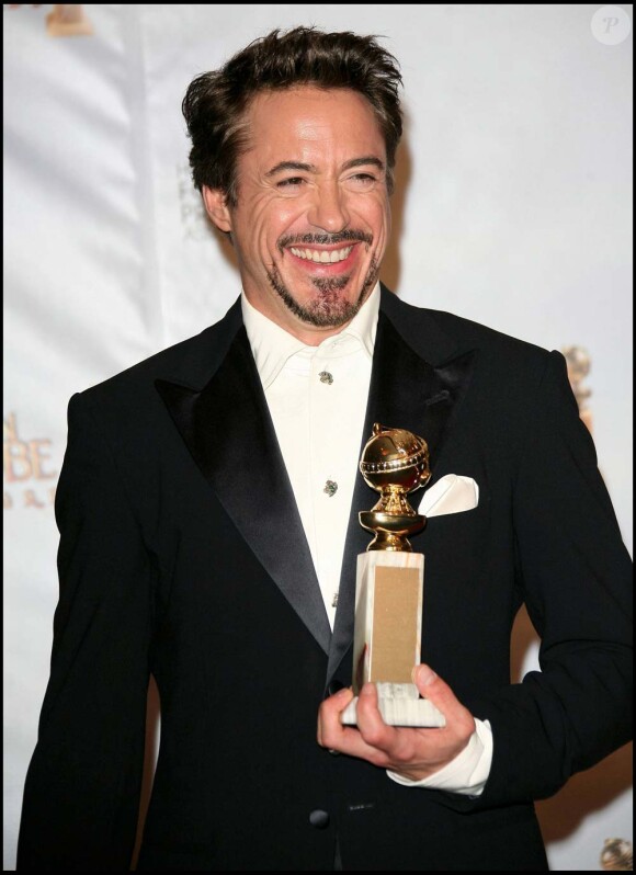 Robert Downey Jr. a la banane : avant son retour dans le costume d'Iron Man il s'offre un prix d'interprétation pour Sherlock Holmes aux Golden Globes à Los Angeles, le 17 janvier 2010 !