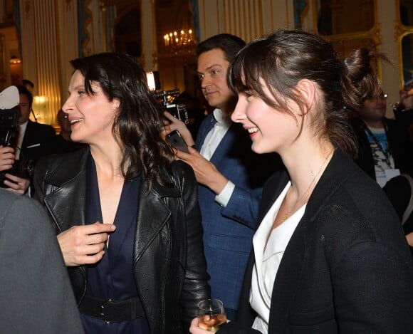 Juliette Binoche et sa fille Hannah Magimel - L'actrice reçoit le "French Cinema Award Unifrance" au ministère de la Culture à Paris, le 19 janvier 2018. © Veeren/Bestimage