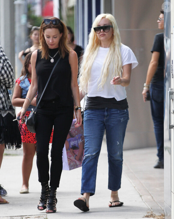 Amanda Bynes fait du shopping avec une amie à West Hollywood, le 25 août 2015. 