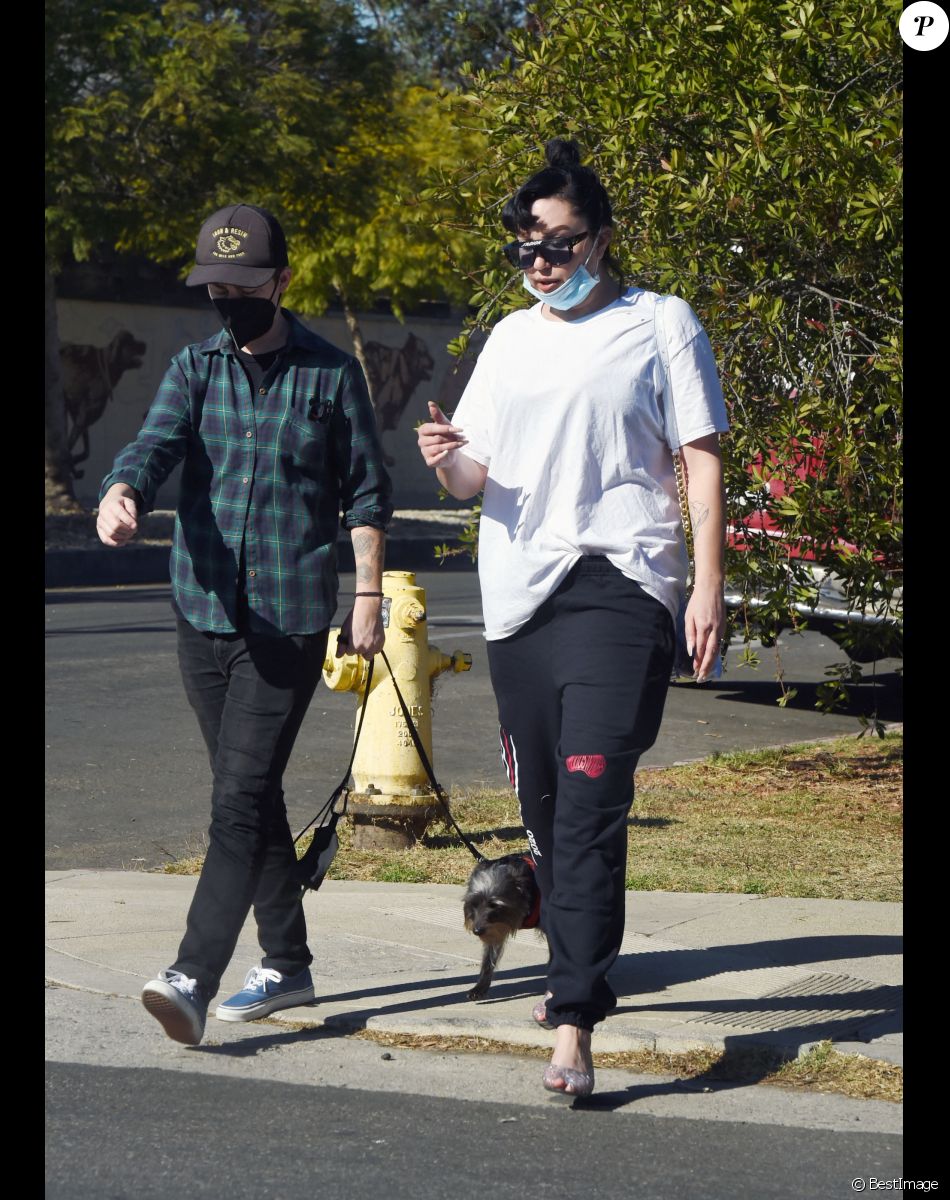 Exclusif - Amanda Bynes se promène avec un ami à Los Angeles le 2 décembre 2020. Elle porte sa bague de fiançailles en diamant, c'est sa première apparition en public depuis juin.