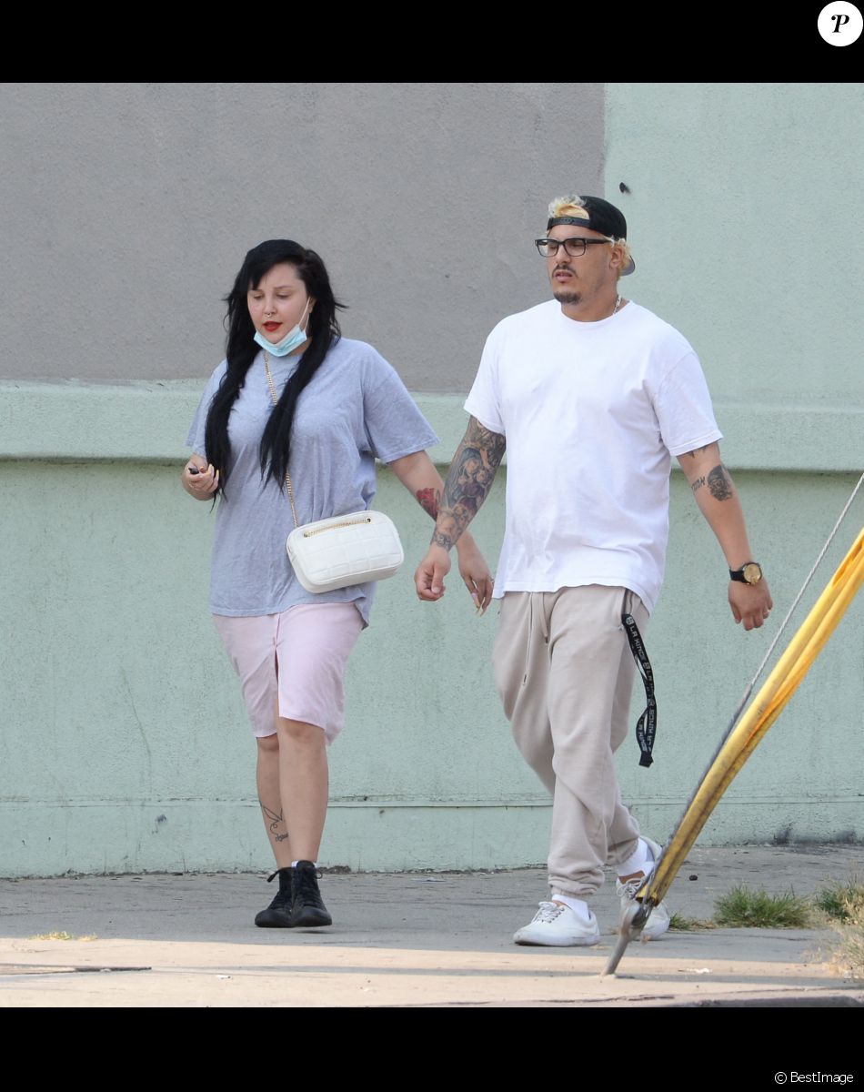 Exclusif - Amanda Bynes et son compagnon Paul Michael se promènent dans les rues de Los Angeles le 25 septembre 2021.