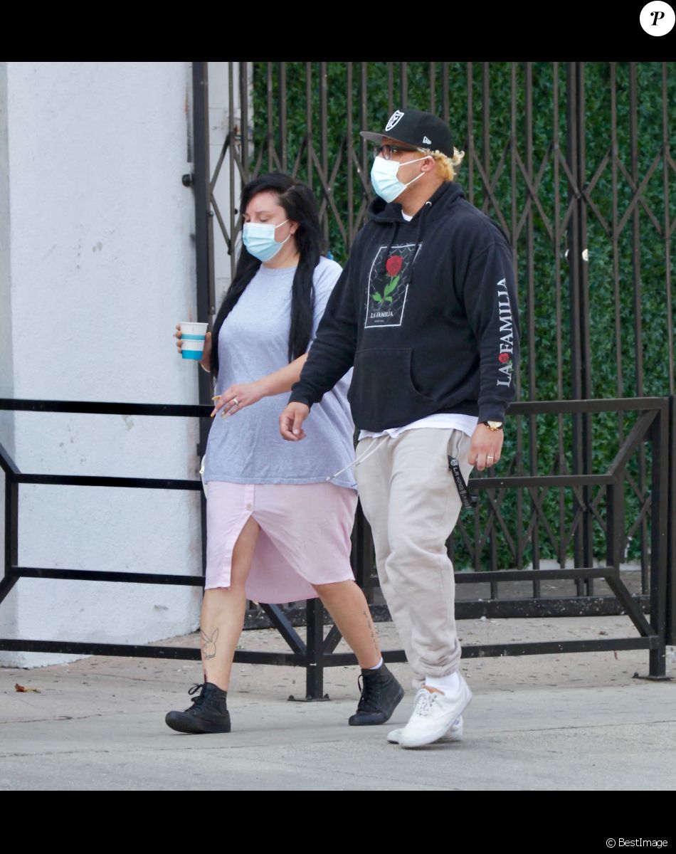 Exclusif - Amanda Bynes et son compagnon Paul Michael se promènent dans les rues de Los Angeles le 25 septembre 2021.